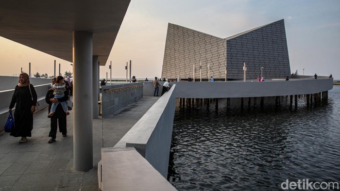 Masjid Apung An-Nur Jadi Magnet Baru Wisatawan di Ancol Masjid Apung An-Nur Jakarta kini menjadi salah satu daya tarik baru di kawasan Pantai Ancol Taman Impian, Jakarta Utara. Sejak diresmikan pada 16 Oktober 2026, masjid yang berdiri di atas laut tersebut ramai dikunjungi masyarakat untuk beribadah sekaligus menikmati pemandangan laut.