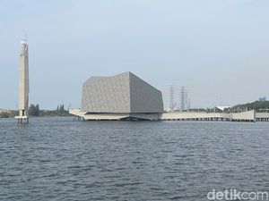 Bukan di Daratan, Masjid Ini Berdiri di Atas Laut Jakarta