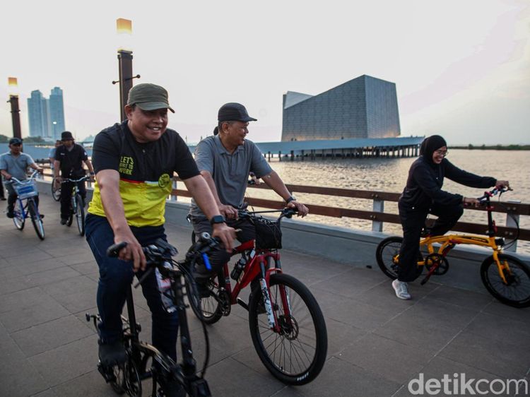 Menikmati Senja Pantai Ancol, Ruang Rekreasi Warga di Utara Jakarta