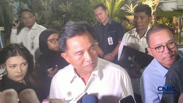 Menko Kumham Imipas Yusril Ihza Mahendra. saat doorstop di Istana Negara, Rabu, 21/10 (CNBC Indonesia/Emir Yanwardhana) Menko Kumham Imipas Yusril Ihza Mahendra. saat doorstop di Istana Negara, Rabu, 21/10. (CNBC Indonesia/Emir Yanwardhana)