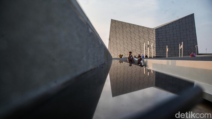 Masjid Apung An-Nur Ancol mengusung konsep arsitektur unik nan megah. Bangunannya terinspirasi dari bentuk bahtera kapal, bulan, serta bintang.