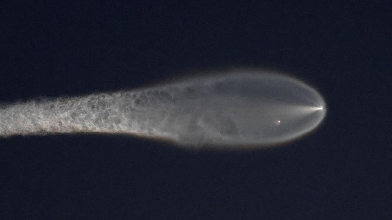 The exhaust plume is illuminated after a SpaceX Falcon 9 rocket launched on the Bandwagon 5 mission from the Cape Canaveral Space Force Station, seen from Vero Beach, Florida US, October 20, 2026. REUTERS/Joe Rimkus Jr.
