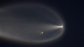 Pendorong tahap pertama Falcon 9 berhasil mendarat kembali di kapal drone A Shortfall of Gravitas yang ditempatkan di Samudra Atlantik. Keberhasilan pendaratan ini menandai penerbangan yang ke-19 bagi pendorong roket tersebut. REUTERS/Joe Rimkus Jr.