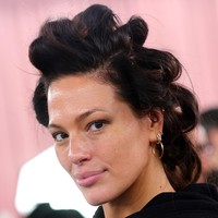 Ashley Graham debut sebagai model Victorias Secret Fashion Show pada Oktober 2024. Kini kembali tampil di Victoria&rsquo;s Secret Fashion Show 2026, wajah tanpa makeup Ashley banjir pujian karena begitu glowing.&nbsp;Foto: Dok. Getty Images