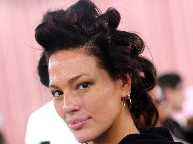 Ashley Graham debut sebagai model Victorias Secret Fashion Show pada Oktober 2024. Kini kembali tampil di Victoria&rsquo;s Secret Fashion Show 2026, wajah tanpa makeup Ashley banjir pujian karena begitu glowing.&nbsp;Foto: Dok. Getty Images