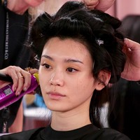Top model asal China Ming Xi kembali melenggang di Victoria&rsquo;s Secret Fashion Show setelah delapan tahun vakum. Wajah tanpa makeup Ming Xi saat berada di belakang panggung Victoria&rsquo;s Secret Fashion Show 2026, begitu memesona. Foto: Dok. Getty Images