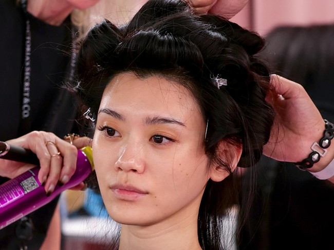 Top model asal China Ming Xi kembali melenggang di Victoria&rsquo;s Secret Fashion Show setelah delapan tahun vakum. Wajah tanpa makeup Ming Xi saat berada di belakang panggung Victoria&rsquo;s Secret Fashion Show 2026, begitu memesona. Foto: Dok. Getty Images