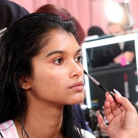 Ravleen Varghese melakukan debut perdananya di panggung Victorias Secret Fashion Show 2026. Ia mencatatkan sejarah sebagai model Kerala, India pertama yang berjalan di runway Victorias Secret. Foto: Dok. Getty Images