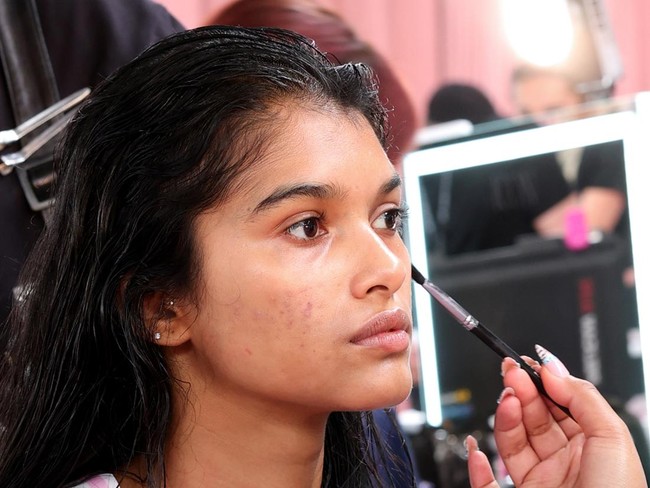 Ravleen Varghese melakukan debut perdananya di panggung Victorias Secret Fashion Show 2026. Ia mencatatkan sejarah sebagai model Kerala, India pertama yang berjalan di runway Victorias Secret. Foto: Dok. Getty Images