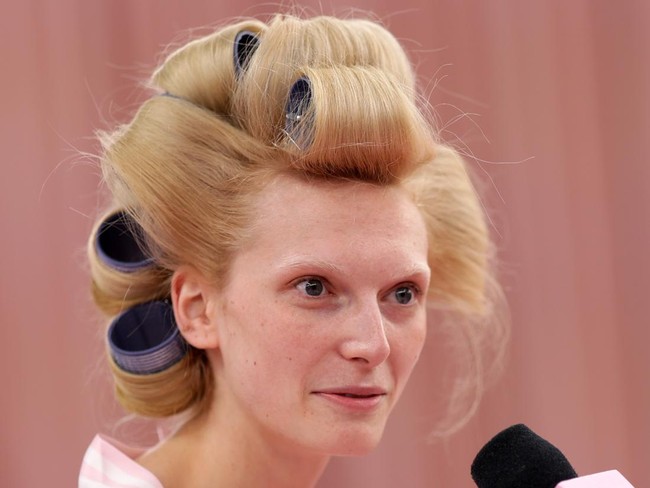 Alex Monette Consani dikenal sebagai model transgender dan debut di fashion show Victoria&rsquo;s Secret pada 2024. Dan inilah penampilan tanpa makeup Alex yang sudah seperti wanita pada umumnya saat berada di belakang panggung Victoria&rsquo;s Secret Fashion Show 2026. Foto: Dok. Getty Images