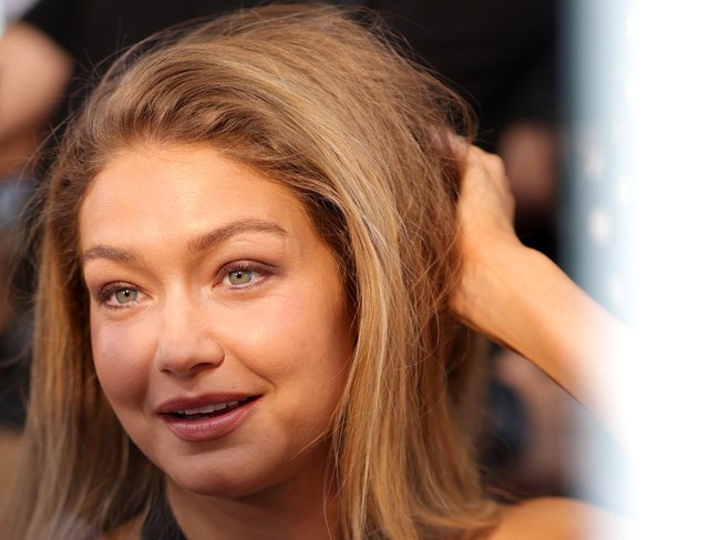 Inilah wajah Gigi Hadid nyaris tanpa makeup menjelang tampil untuk kelimakalinya dalam fashion show Victoria&rsquo;s Secret. Top model 31 tahun itu sudah menjadi model fashion show Victoria&rsquo;s Secret sejak 2015. Foto: Dok. Getty Images