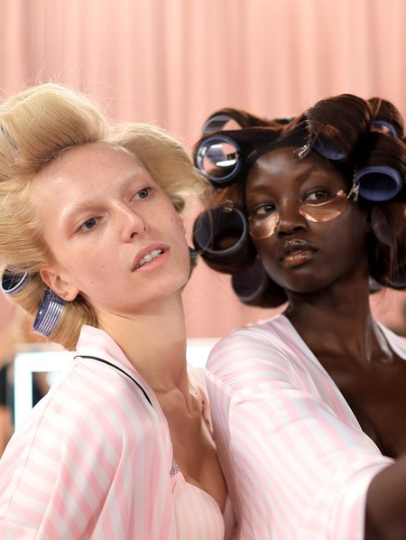 Potret Wajah Asli Model Victorias Secret Tanpa Makeup, Tetap Memesona
