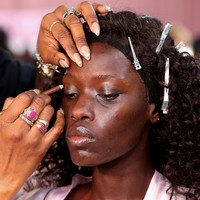 Inilah penampilan tanpa makeup Awar Odhiang yang kini menjadi salah satu&nbsp;top model&nbsp;paling diperhitungkan di industri mode internasional. Model berdarah Sudan-Kanada ini tampil untuk ketiga kalinya dalam fashion show Victoria&rsquo;s Secret. Awar sudah menjadi model Victoria&rsquo;s Secret sejak 2024. Foto: Dok. Getty Images