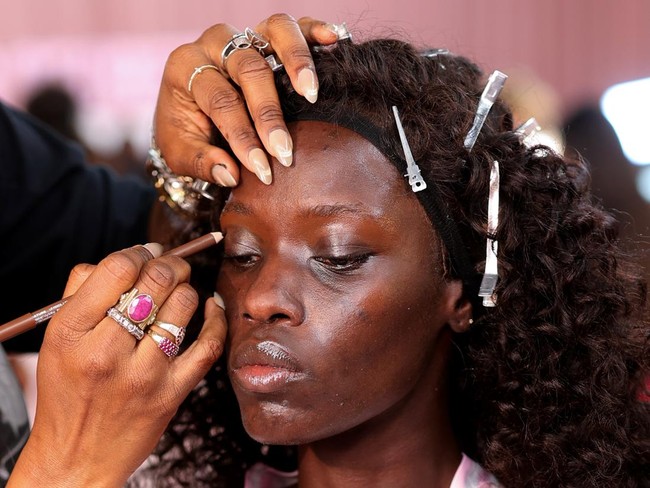 Inilah penampilan tanpa makeup Awar Odhiang yang kini menjadi salah satu&nbsp;top model&nbsp;paling diperhitungkan di industri mode internasional. Model berdarah Sudan-Kanada ini tampil untuk ketiga kalinya dalam fashion show Victoria&rsquo;s Secret. Awar sudah menjadi model Victoria&rsquo;s Secret sejak 2024. Foto: Dok. Getty Images