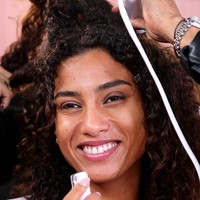 Imaan Hammam adalah supermodel berdarah campuran Maroko dan Mesir yang sudah tampil di fashion show Victoria&rsquo;s Secret sejak usia 14 tahun. Kini kembali tampil di Victoria&rsquo;s Secret Fashion Show 2026, Imaan yang berusia 30 tahun terlihat glowing tanpa makeup. Foto: Dok. Getty Images