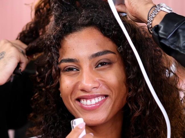 Imaan Hammam adalah supermodel berdarah campuran Maroko dan Mesir yang sudah tampil di fashion show Victoria&rsquo;s Secret sejak usia 14 tahun. Kini kembali tampil di Victoria&rsquo;s Secret Fashion Show 2026, Imaan yang berusia 30 tahun terlihat glowing tanpa makeup. Foto: Dok. Getty Images