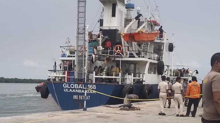 Kapal Tanker diduga mengangkut narkotika cair bersandar di Pelabuhan Belawan.