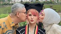 Natalie Sarah Ucap Syukur Dampingi Maureen Wisuda Sarjana Manajemen di UPI
