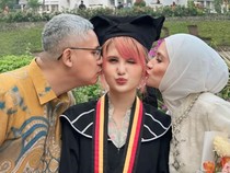 Natalie Sarah Ucap Syukur Dampingi Maureen Wisuda Sarjana Manajemen di UPI