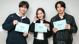 Ini pertama kalinya Yook Sungjae, Park Min Young, dan Go Soo bersatu dalam sebuah drakor berlatar kantor bergenre romansa. (Foto: dok. SBS)