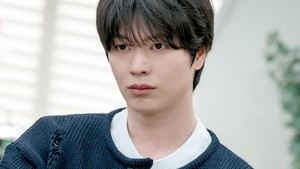 Suatu hari Kang Yi Ji dipertemukan dengan Han Seon Woo yang diperankan Yook Sungjae. Kepribadian mereka jauh berbeda karena si cowok berhati hangat dan perhatian. (Foto: dok. SBS)