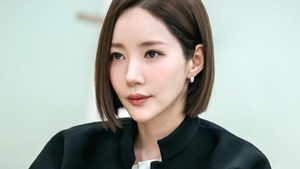 Di Nine to Six, Park Min Young akan memerankan Kang Yi Ji. Dia digambarkan sebagai seorang workaholic di Chronic Motors yang udah gak terlalu mikirin lagi soal cinta-cintaan. (Foto: dok. SBS)