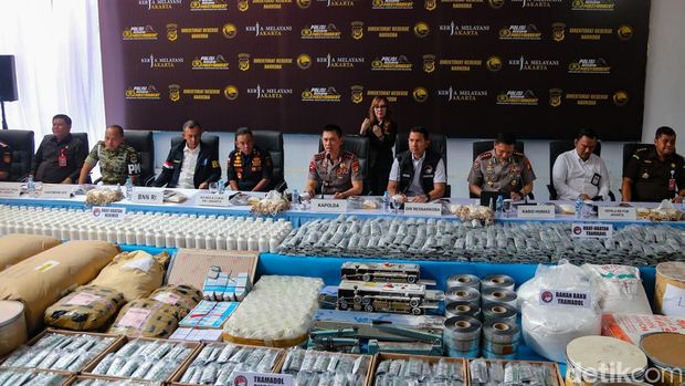 Kapolda Metro Jaya Komjen Pol Dadang Hartanto memaparkan pengungkapan kasus tersebut dalam konferensi pers di Mapolda Metro Jaya, Jakarta, Rabu (21/10/2026).Dari pabrik di Kartasura, polisi menyita Tramadol tablet putih siap kemas sebanyak 1.485.000 butir dan Tramadol siap edar sebanyak 2.372.500 butir. Total barang bukti yang disita dalam pengungkapan kasus ini mencapai 7.862.500 butir Tramadol dan Trihexyphenidyl.