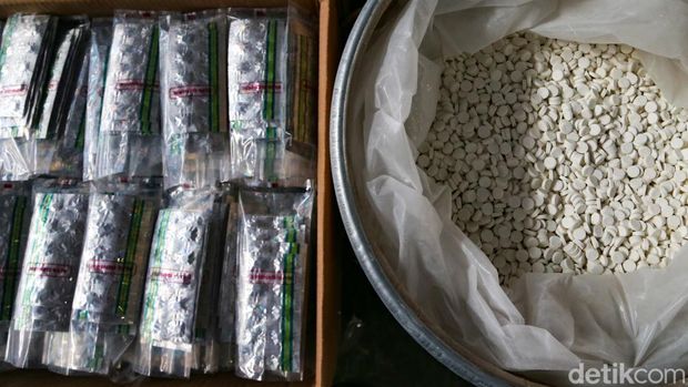 Kapolda Metro Jaya Komjen Pol Dadang Hartanto memaparkan pengungkapan kasus tersebut dalam konferensi pers di Mapolda Metro Jaya, Jakarta, Rabu (21/10/2026).Dari pabrik di Kartasura, polisi menyita Tramadol tablet putih siap kemas sebanyak 1.485.000 butir dan Tramadol siap edar sebanyak 2.372.500 butir. Total barang bukti yang disita dalam pengungkapan kasus ini mencapai 7.862.500 butir Tramadol dan Trihexyphenidyl.