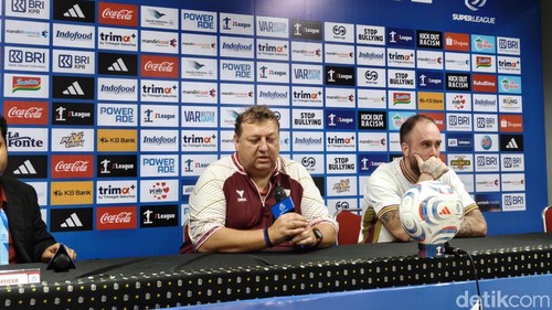 Pelatih Garudayaksa FC, Milos Joksic, saat konferensi pers seusai laga melawan Bali United pada pekan keenam Super League 2026/2027 di Stadion Kapten I Wayan Dipta, Gianyar, Rabu (21/10/2026).(Foto: Krisna Pradipta/detikBali)