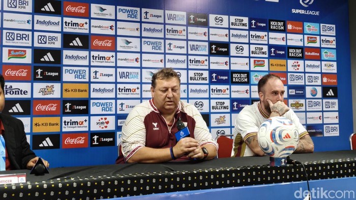 Pelatih Garudayaksa FC, Milos Joksic, saat konferensi pers seusai laga melawan Bali United pada pekan keenam Super League 2026/2027 di Stadion Kapten I Wayan Dipta, Gianyar, Rabu (21/10/2026).(Foto: Krisna Pradipta/detikBali)