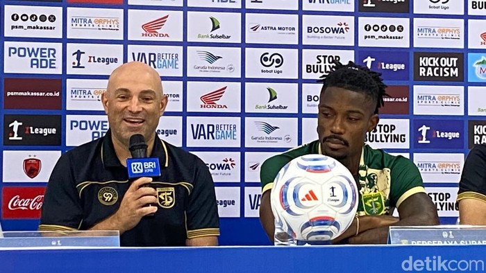 Pelatih Persebaya Bernardo Tavares saat konferensi pers jelang laga melawan PSM.