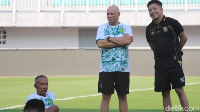 Pelatih Persebaya, Bernardo Tavares saat melakukan familiarisasi lapangan di Stadion GBH jelang laga melawan PSM.