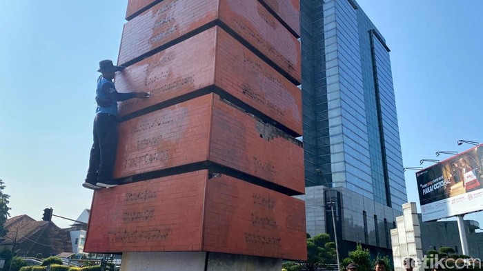Penampakan terkini Tugu Simpang Lima Bandung.
