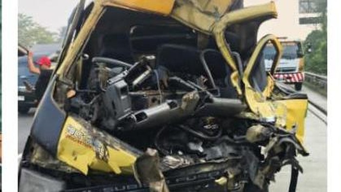 Penampakan truk tangki terlibat kecelakaan di Tol Jagorawi (dok.istimewa)