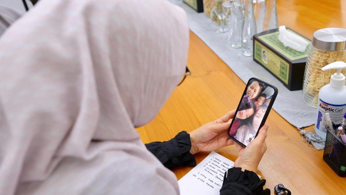 Penari Gandrung Sewu yang jadi penumpang KMP Batumandi saat terbakar di Merak saat video call dengan Bupati Banyuwangi Ipuk Fiestiandani.