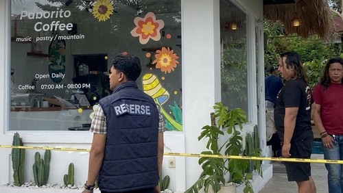 Pihak kepolisian saat melakukan olah TKP di Paborito Coffee Karangasem, Rabu (21/10/2026). (foto: dok. Polres Karangasem)