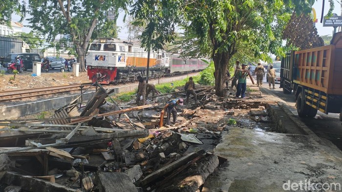 Penertiban bangunan liar di jalan frontage Sidoarjo