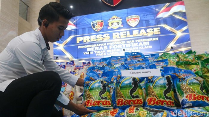 Bareskrim Polri menyita 1.193 kemasan beras fortifikasi diduga palsu di Jakarta, Rabu (21/10/2026). Mesin penggilingan turut disita.