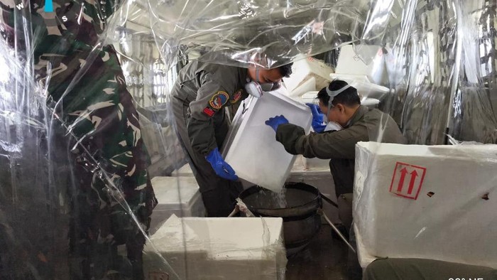 Personel yang melakukan modifikasi cuaca  dengan dry ice untuk mengatasi asap karhutla (dok. BNPB)
