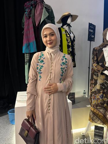 Pesona Dea Annisa yang mantap berhijab.