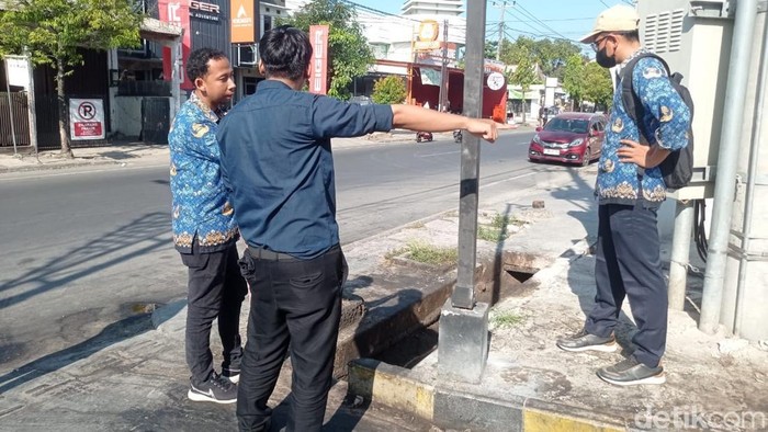 Petugas dari DLH Indramayu melakukan sidak ke Mie Gacoan.