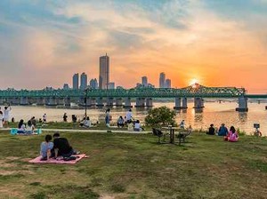 Tren Hoe-cnic Bikin Piknik di Seoul Makin Unik, Bekalnya Sashimi!