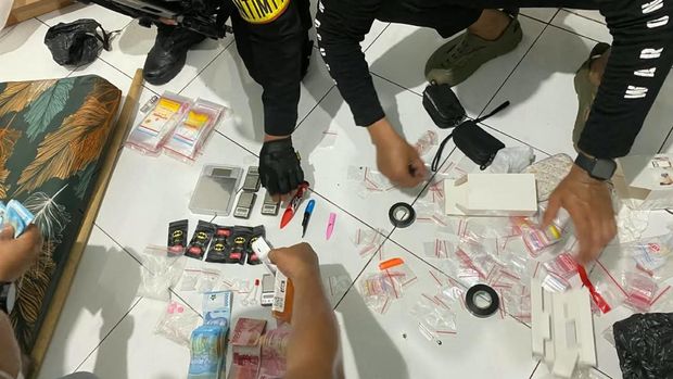 Polda Metro Jaya kembali menggerebek Kampung Ambon dan menyita puluhan paket narkoba, Rabu (21/10/2026).
