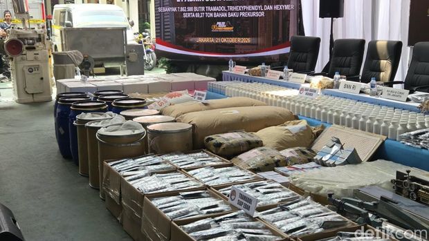Konferensi pers Polda Metro Jaya terkait pengungkapan pabrik tramadol ilegal di Kabupaten Sukoharjo, Jawa Tengah, Rabu (21/10/2026). Polda Metro Jaya mengamankan 16 tersangka dalam pengungkapan kasus tersebut.