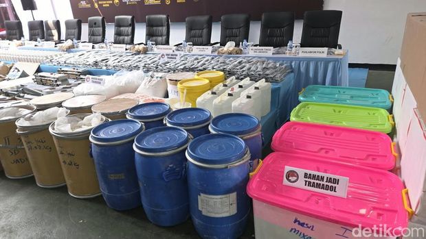 Konferensi pers Polda Metro Jaya terkait pengungkapan pabrik tramadol ilegal di Kabupaten Sukoharjo, Jawa Tengah, Rabu (21/10/2026). Polda Metro Jaya mengamankan 16 tersangka dalam pengungkapan kasus tersebut.