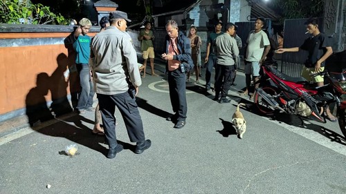 Polisi mendatangi lokasi tempat kejadian dugaan pengeroyokan dua remaja di Mataram, NTB, Rabu (21/10/2026). (Foto: Polresta Mataram)