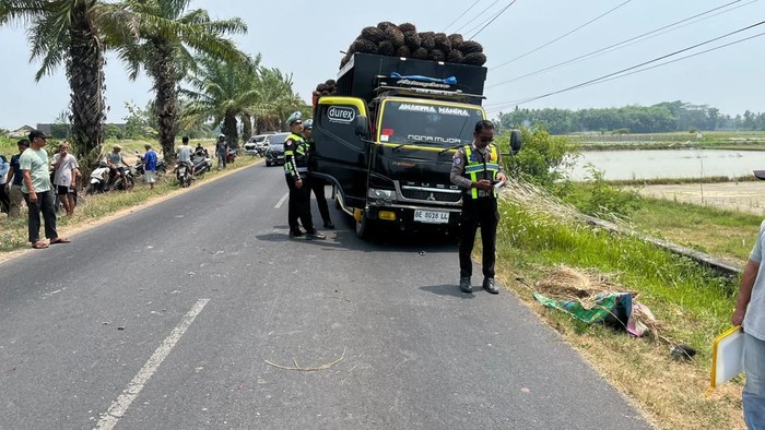 Polisi olah TKP kecelakaan di OKU yang mengakibatkan satu orang mahasiswa tewas
