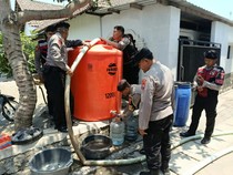 Polres Blitar Kota Salurkan Air Bersih untuk Warga Terdampak Kekeringan