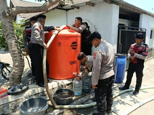 Polres Blitar Kota Salurkan Air Bersih untuk Warga Terdampak Kekeringan