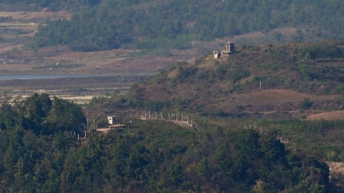 Pos perbatasan Korut terlihat di sisi utara Zona Demiliterisasi (DMZ) yang memisahkan kedua Korea, dengan gambar diambil dari pos perbatasan Korsel (AFP/JUNG YEON-JE) 